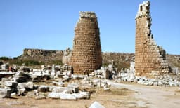Perge Hellenistik Kent Kapısı