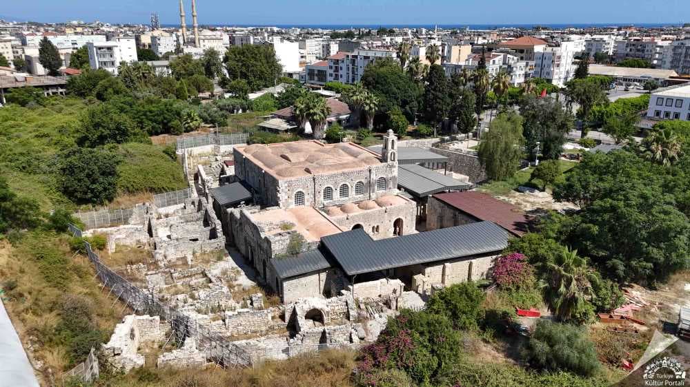 Noel Baba'nın piskoposluk yaptığı kilise Demre'de duruyor